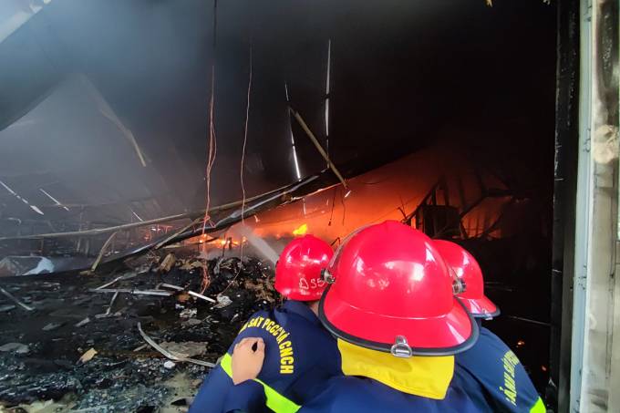 PCCC tỉnh Thừa Thiên Huế: Toàn bộ nhà xưởng bị thiêu rụi, sập đổ.