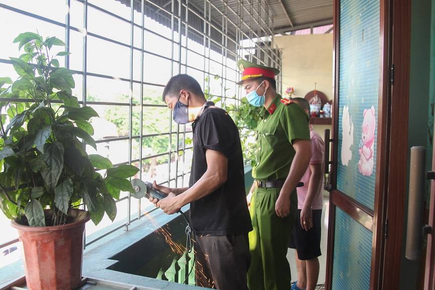 PCCC tỉnh Thái Nguyên: Hướng dẫn hộ gia đình mở lối thoát nạn thứ hai.
