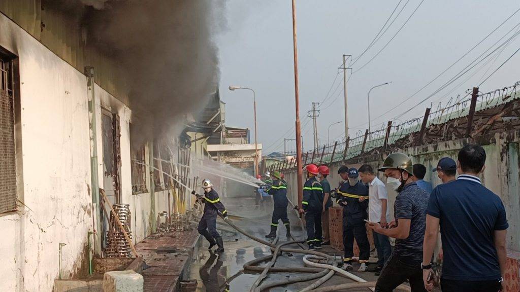 PCCC tỉnh Bắc Giang huy động gần 200 chiến sĩ tới hiện trường dập lửa