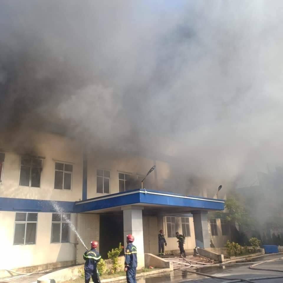 PCCC tỉnh Nam Định: Ngọn lửa lây lan, bao trùm khu nhà xưởng của công ty.