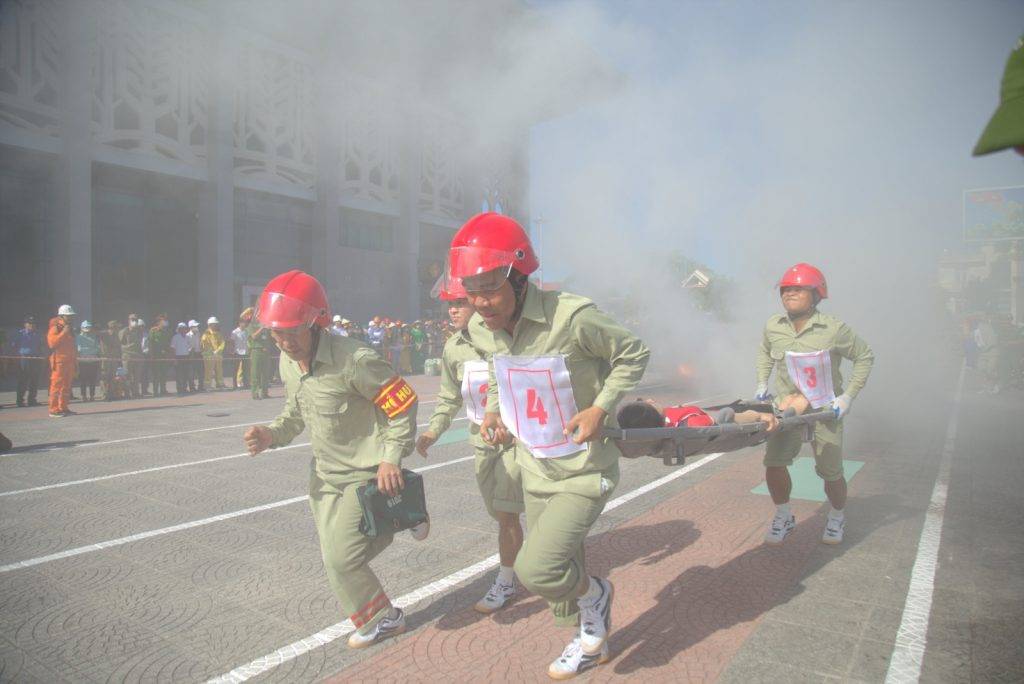 PCCC tỉnh Quảng Trị: Nghiệp vụ cứu người bị nạn ra khỏi đám cháy.