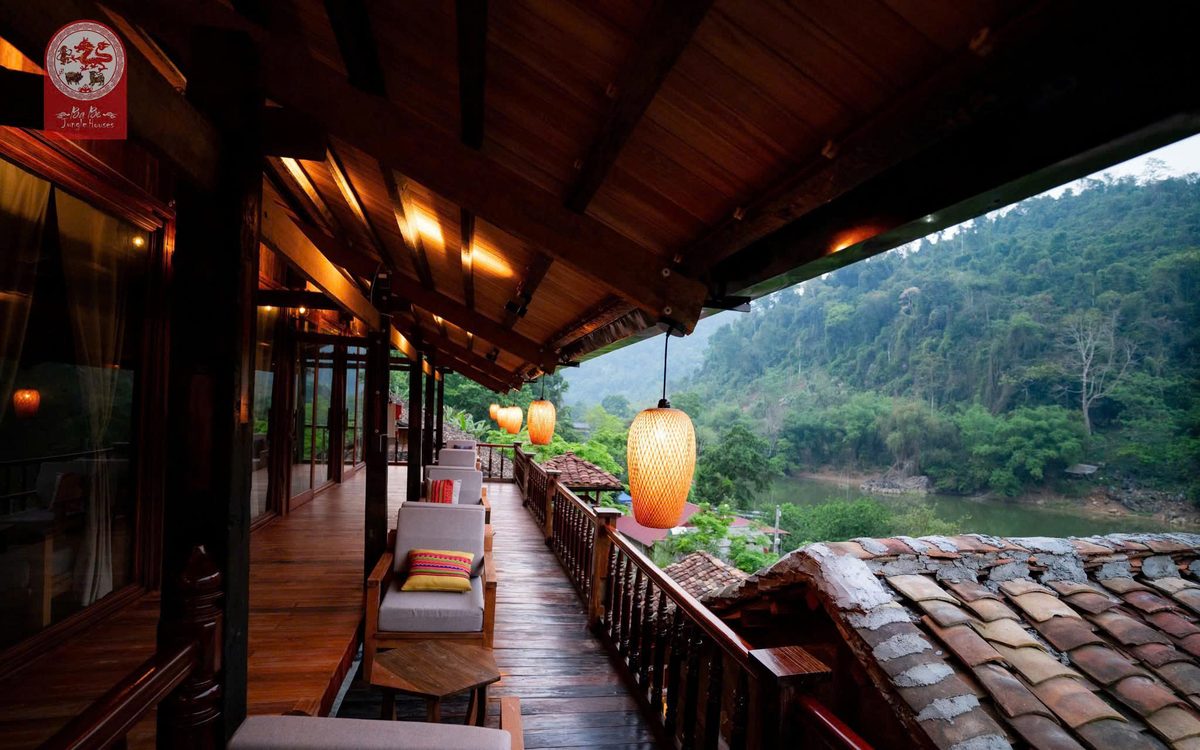 Báo cháy cho resort, khu nghỉ dưỡng: bài toán nhiều khối nhà biệt lập và lời giải không dây 11 Ban công nhà sàn gỗ tại Ba Be Jungle Houses nhìn ra hồ Ba Bể