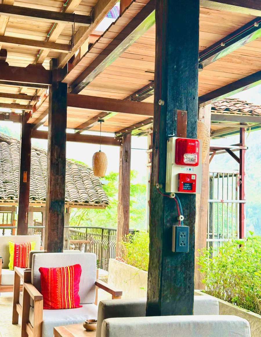 Báo cháy cho resort, khu nghỉ dưỡng: bài toán nhiều khối nhà biệt lập và lời giải không dây 6 Còi đèn báo cháy và nút ấn báo cháy không dây lắp trên cột gỗ hiên nhà sàn tại Ba Be Jungle Houses