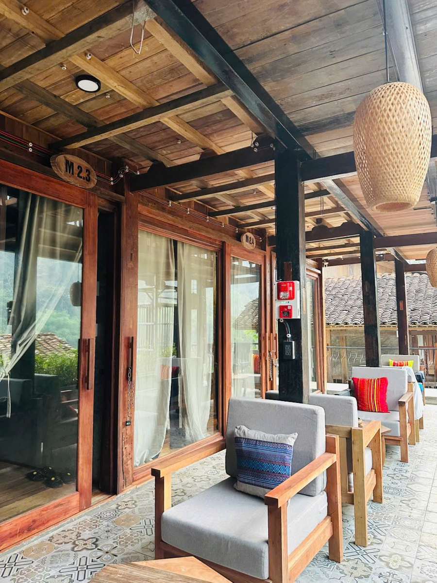 Báo cháy cho resort, khu nghỉ dưỡng: bài toán nhiều khối nhà biệt lập và lời giải không dây 7 Thiết bị báo cháy không dây lắp trước dãy phòng nghỉ đánh số M2.3, M2.4 tại khu nghỉ dưỡng