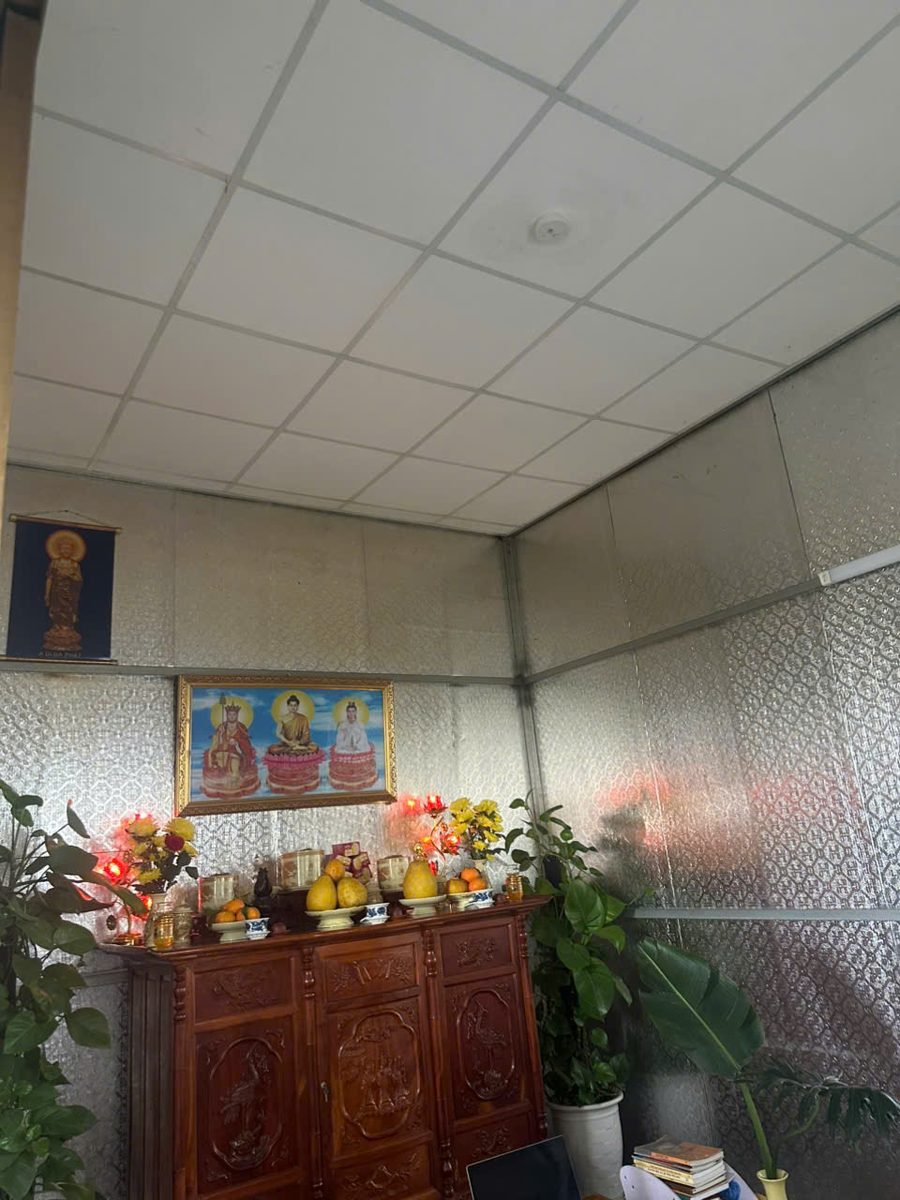 Báo cháy cho nhà trọ, nhà cho thuê, nhà nghỉ: quy định 2026 và giải pháp không dây 8 Đầu báo khói không dây lắp tại khu vực ban thờ trong nhà nghỉ