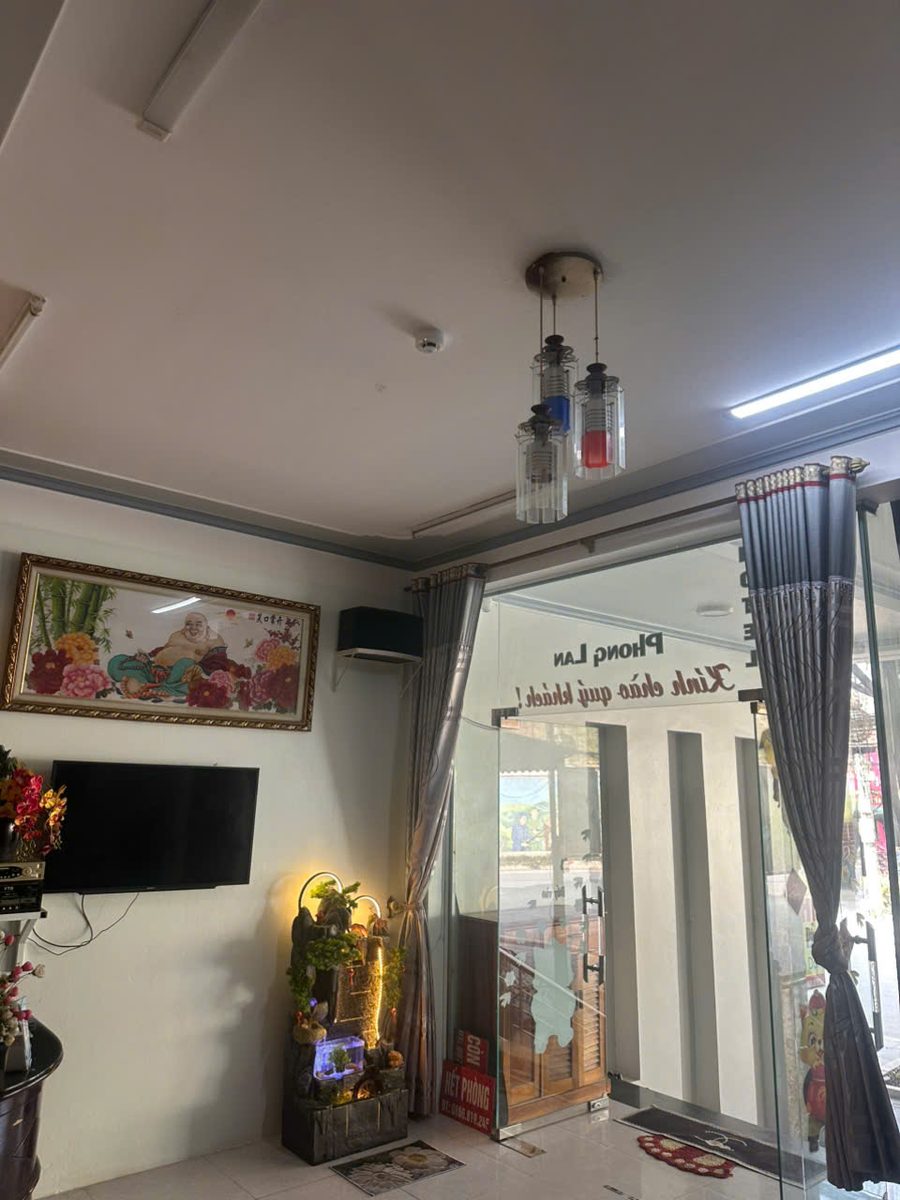 Báo cháy cho nhà trọ, nhà cho thuê, nhà nghỉ: quy định 2026 và giải pháp không dây 7 Đầu báo khói không dây lắp tại sảnh lễ tân nhà nghỉ