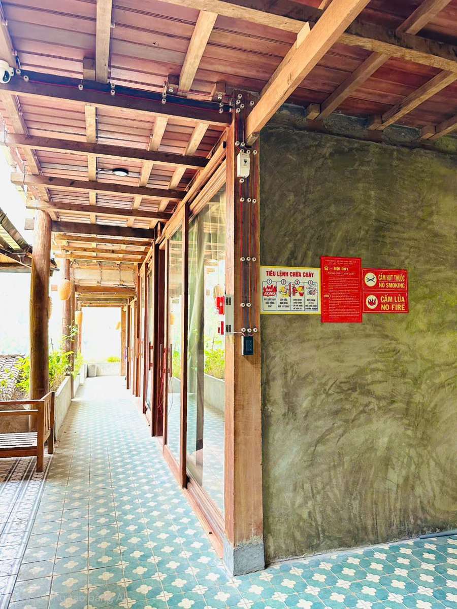 Báo cháy cho resort, khu nghỉ dưỡng: bài toán nhiều khối nhà biệt lập và lời giải không dây 10 Tiêu lệnh chữa cháy, nội quy phòng cháy chữa cháy và biển cấm lửa cấm hút thuốc tại hành lang nhà sàn