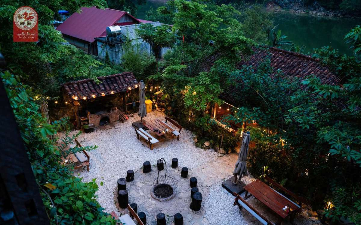 Báo cháy cho resort, khu nghỉ dưỡng: bài toán nhiều khối nhà biệt lập và lời giải không dây 4 Toàn cảnh Ba Be Jungle Houses với nhiều nhà sàn mái ngói nằm rời nhau trên sườn đồi ven hồ Ba Bể