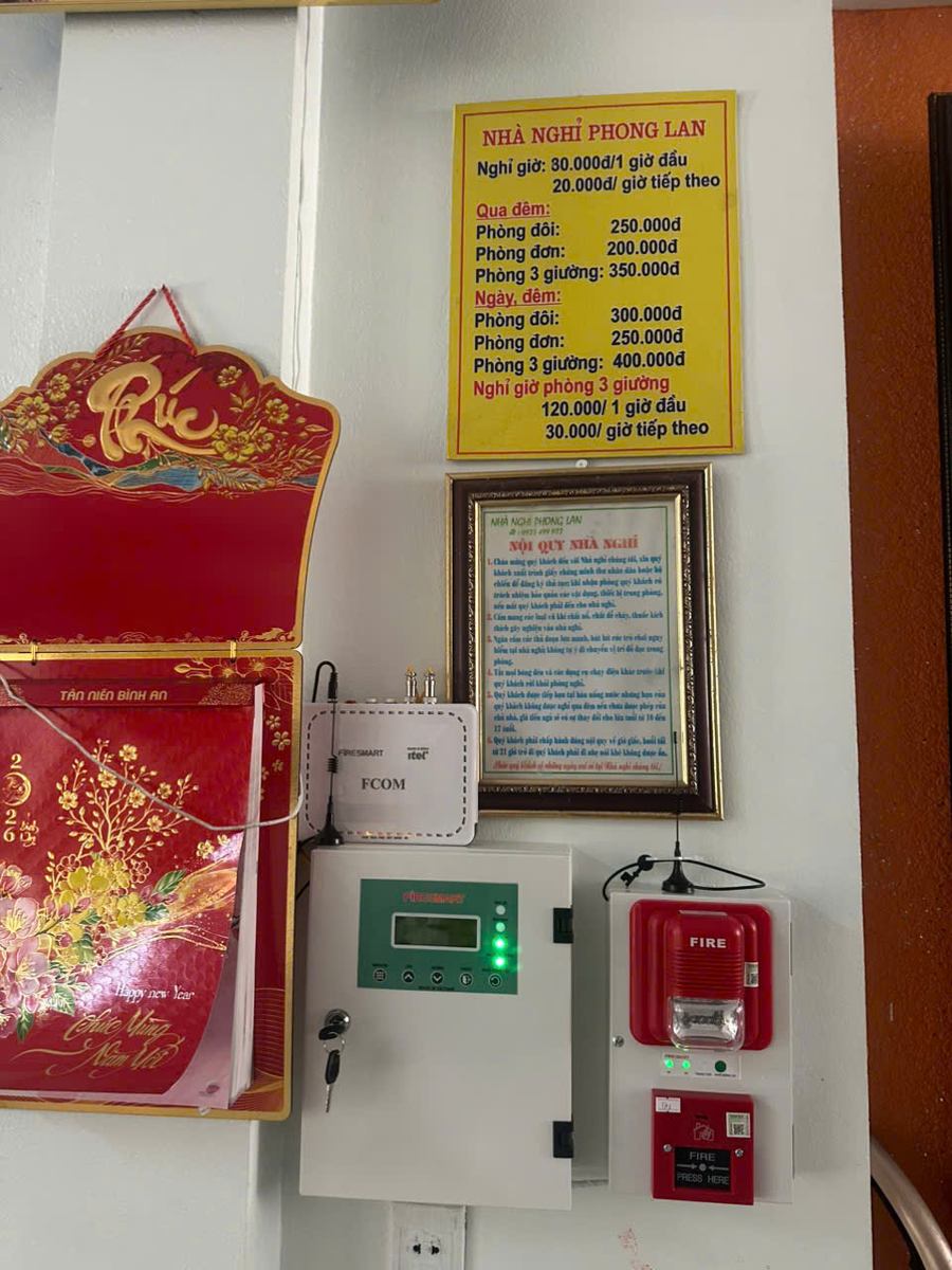 Báo cháy cho nhà trọ, nhà cho thuê, nhà nghỉ: quy định 2026 và giải pháp không dây 5 Tủ trung tâm báo cháy không dây FireSmart và module truyền tin FCOM lắp tại quầy lễ tân Nhà nghỉ Phong Lan
