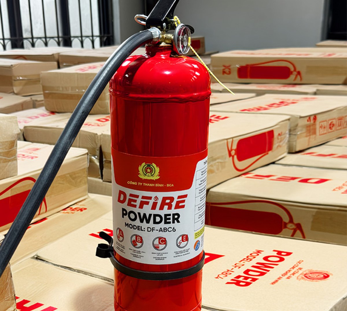 Bình chữa cháy bột ABC 6kg Defire 2 Bình chữa cháy bột ABC 6kg Defire DF-ABC6 tại kho hàng