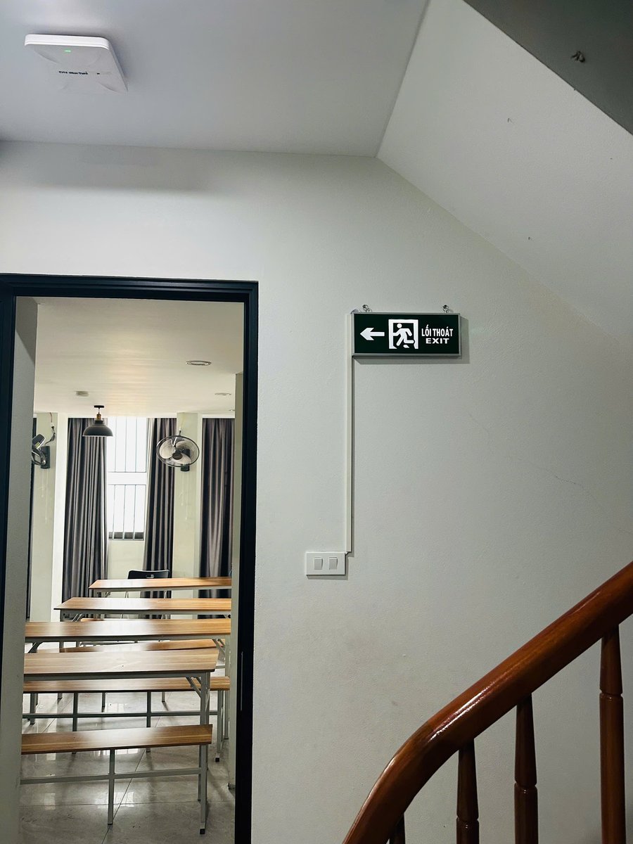 Trung tâm ngoại ngữ, dạy thêm, nhóm trẻ: phải làm gì về phòng cháy chữa cháy? 10 Đèn chỉ dẫn lối thoát nạn tại cầu thang trung tâm học tập