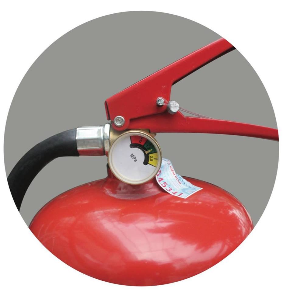 Cách kiểm tra bình chữa cháy và bình khí CO2 còn dùng được 5 Đồng hồ áp suất trên bình chữa cháy bột ABC, kim chỉ vùng xanh