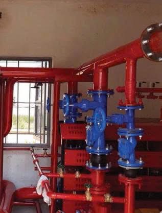 Tủ điều khiển bơm chữa cháy cho hệ sprinkler và họng nước vách tường 8 Cụm van trên ống đẩy máy bơm chữa cháy gồm van chặn, van một chiều, khớp nối mềm và các van nhỏ trên đường ống phía dưới