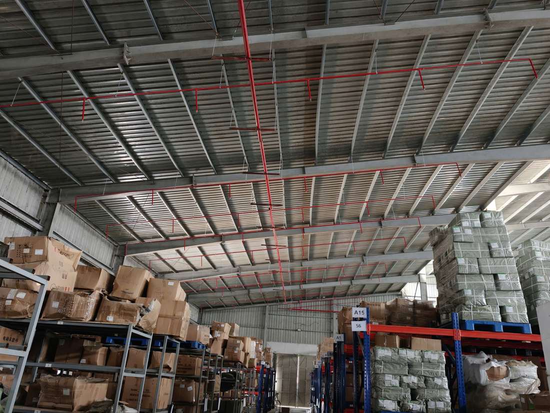 Dự án tiêu biểu — Công trình đã triển khai hệ thống báo cháy, PCCC 2 Hệ thống sprinkler đã lắp hoàn thiện dưới mái kho thành phẩm xe điện Tuấn Nghĩa