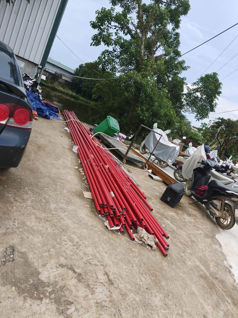 Dự án tiêu biểu — Công trình đã triển khai hệ thống báo cháy, PCCC 1 Ống thép sơn đỏ tập kết tại công trình để thi công hệ thống sprinkler cho nhà máy xe điện Tuấn Nghĩa
